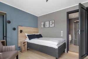 a small bedroom with a bed and a bathroom at Frich's Rudshøgda in Ringsaker