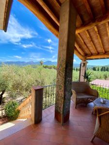 a porch with a view of the mountains at Agriturismo Montefabbrello in Magazzini