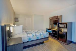 Una habitación de hotel con una cama y una cocina. en Motel 6-Vallejo, CA - Six Flags West, en Vallejo