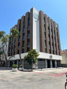 里乔内Ceccarini 9 home suite home的一座顶部有钟的大楼