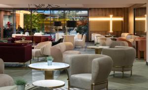 Lounge atau bar di The Emporium Plovdiv - MGALLERY Best Luxury Modern Hotel 2023