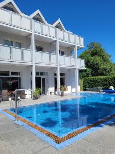 a large swimming pool in front of a building at Damroka in Łeba