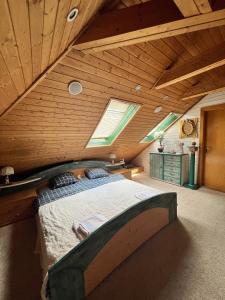 ein Schlafzimmer mit einem großen Bett in einer Holzdecke in der Unterkunft B&B Chardas in Bük