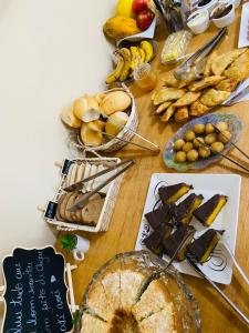 uma mesa com vários tipos diferentes de alimentos em Pousada Pontal da Armação em Penha