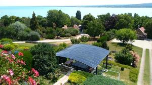 una vista aérea de un jardín con techo solar en Balázs Apartman, en Tihany