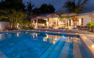 Majoituspaikassa Villa Rasa Senang, with private cook and pool tai sen lähellä sijaitseva uima-allas