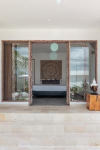 卡朗阿森Villa Rasa Senang, with private cook and pool的客厅设有2扇窗户和1张沙发 更多14张照片