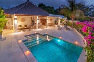 Villa Rasa Senang, with private cook and pool内部或周边的泳池
