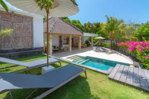 Villa Rasa Senang, with private cook and pool内部或周边的泳池