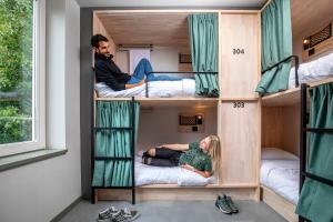 The Bee Hostel客房内的一张或多张床位