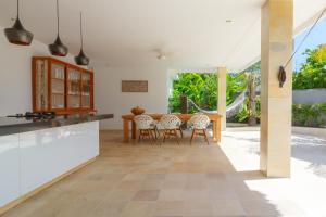 Villa Rasa Senang, with private cook and pool的阳台或露台