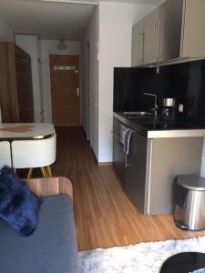 kuchnia ze zlewem i stołem w pokoju w obiekcie studio cabine chalet club III entièrement rénové w mieście Tignes +22 zdjęcia