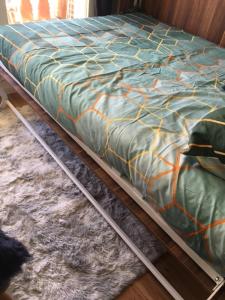 1 cama con edredón encima de una alfombra en studio cabine chalet club III entièrement rénové en Tignes