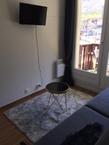 TV a/nebo společenská místnost v ubytování studio cabine chalet club III entièrement rénové