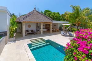 卡朗阿森Villa Rasa Senang, with private cook and pool的带游泳池和房子的别墅