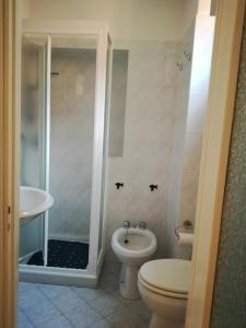 Al Mare في سافونا: حمام مع دش ومرحاض ومغسلة
