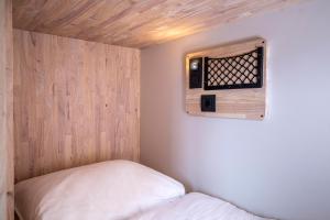 The Bee Hostel客房内的一张或多张床位