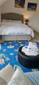 een slaapkamer met een bed en een blauw tapijt bij Schönste Lage am Rhein in unmittelbarer Stadtnähe, B & B in Keulen