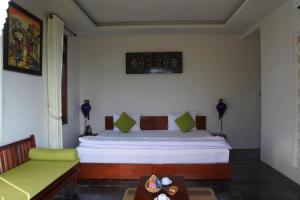 Ένα ή περισσότερα κρεβάτια σε δωμάτιο στο Hoi an Osaka Riverside Villa & Spa