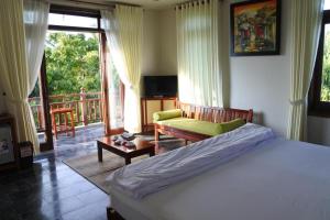 Khu vực ghế ngồi tại Hoi an Osaka Riverside Villa & Spa