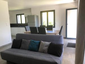 un soggiorno con un divano e un tavolo di Maison entière pour 6 personnes dans les Cévennes a Cendras