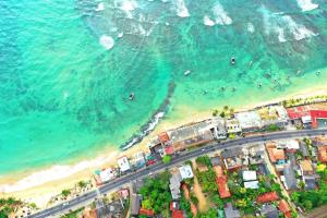 una vista aérea de la playa y del océano en Tamara Motels en Hikkaduwa