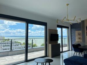 A television and/or entertainment centre at ELLBy Apartman - PENTHOUSE - hostAID