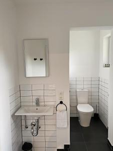 Bathroom sa Landhotel Lodge by Landhotel Krolik