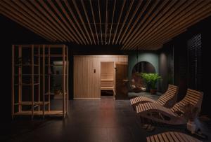 salon z krzesłami i drewnianym sufitem w obiekcie Golden Apartments-Sok15 w mieście Katowice +3 zdjęcia