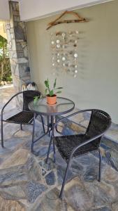 A seating area at Studios Achileus 2
