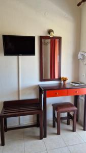 A television and/or entertainment centre at Studios Achileus 2