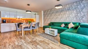 Kuchyňa alebo kuchynka v ubytovaní Apartament PO PRACY z SAUNĄ - 5D Apartamenty + 15 fotografií