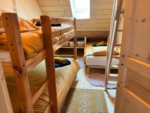 Zimmer mit Etagenbetten in einer Hütte in der Unterkunft Gites Graines du Jura in Chille