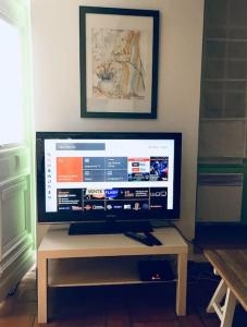 Telewizja i/lub zestaw kina domowego w obiekcie Charmante maison T2 au Centre de Bordeaux