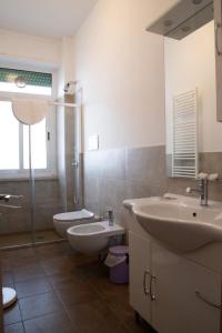 コンヴェルサーノにあるLa Vispa Teresa zona ospedaleのバスルーム(洗面台2台、トイレ付)