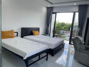 Habitación con 2 camas y balcón. en Moon house villa, en Hoi An