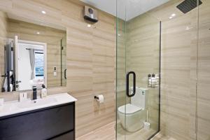 un bagno con doccia, WC e lavandino di Spa, Mountains & Lake a Queenstown