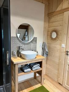 Ett badrum på Gites Graines du Jura