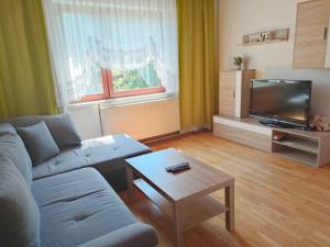 sala de estar con sofá y TV en Ferienhaus Schwarzinger en Heinreichs bei Weitra