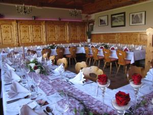 Reštaurácia alebo iné gastronomické zariadenie v ubytovaní Hotel-Gasthof Deixelberger