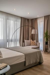 1 dormitorio con 1 cama grande y 1 mesa en The Artisan Suites, en Atenas