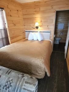 Кровать или кровати в номере Beach House Lakeside Cottages