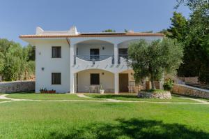 マッティナータにあるCase Vacanza Fracarluccioの緑の庭のある大きな白い家