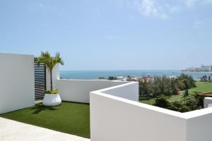 a white house with a view of the ocean at Estudio Neen-Takh Zona Hotelera in Cancún