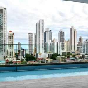 a view of the city from the rooftop of a building at Espectacular Apartamento con Piscina en Panamá in Panama City