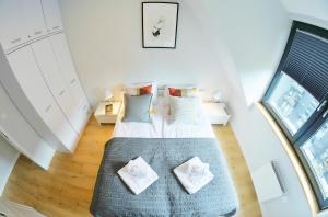 Łóżko lub łóżka w pokoju w obiekcie OnHoliday Apartamenty ze strefą Relax & Fun, ul Lwowska 12