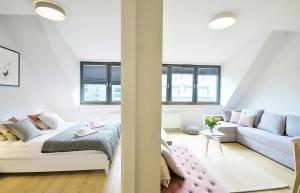 Łóżko lub łóżka w pokoju w obiekcie OnHoliday Apartamenty ze strefą Relax & Fun, ul Lwowska 12