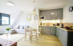 Kuchnia lub aneks kuchenny w obiekcie OnHoliday Apartamenty ze strefą Relax & Fun, ul Lwowska 12