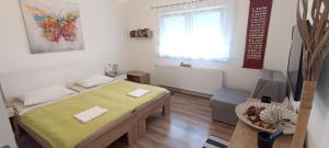 Postel nebo postele na pokoji v ubytování InOsijek- FEELS LIKE HOME