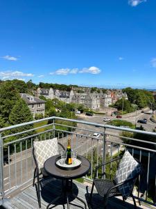 einen Tisch und zwei Stühle auf einem Balkon mit Aussicht in der Unterkunft The Penthouse - By Howburn Residence in Aberdeen